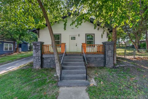 Photo of 610 N Garfield Avenue, Sand Springs, OK 74063 (MLS # 2617474)