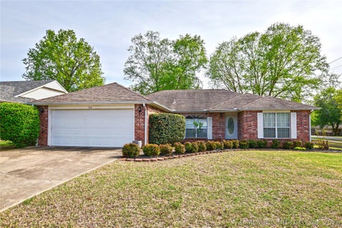 Photo of 500 Quail Ridge Drive, Tahlequah, OK 74464 (MLS # 2612244)