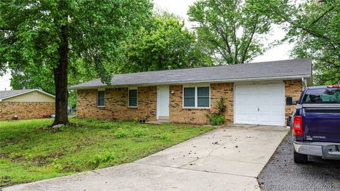 Photo of 1536 NW 100th Street NW, Grove, OK 74344 (MLS # 2616470)