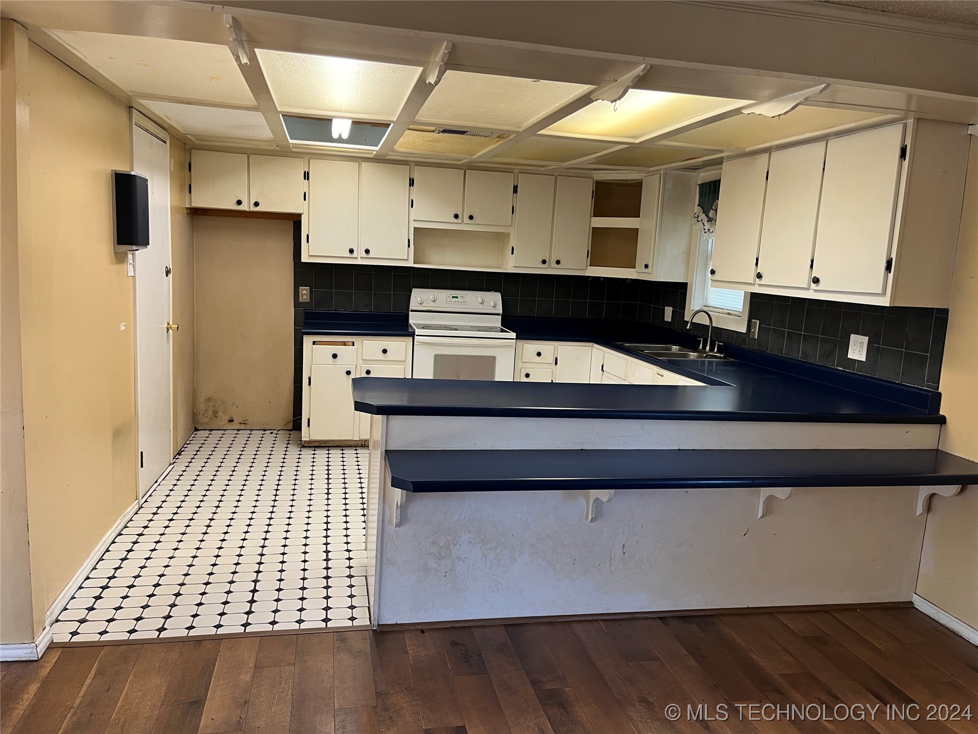 Photo 4 of 16 of 701 N Carlsbad Street house
