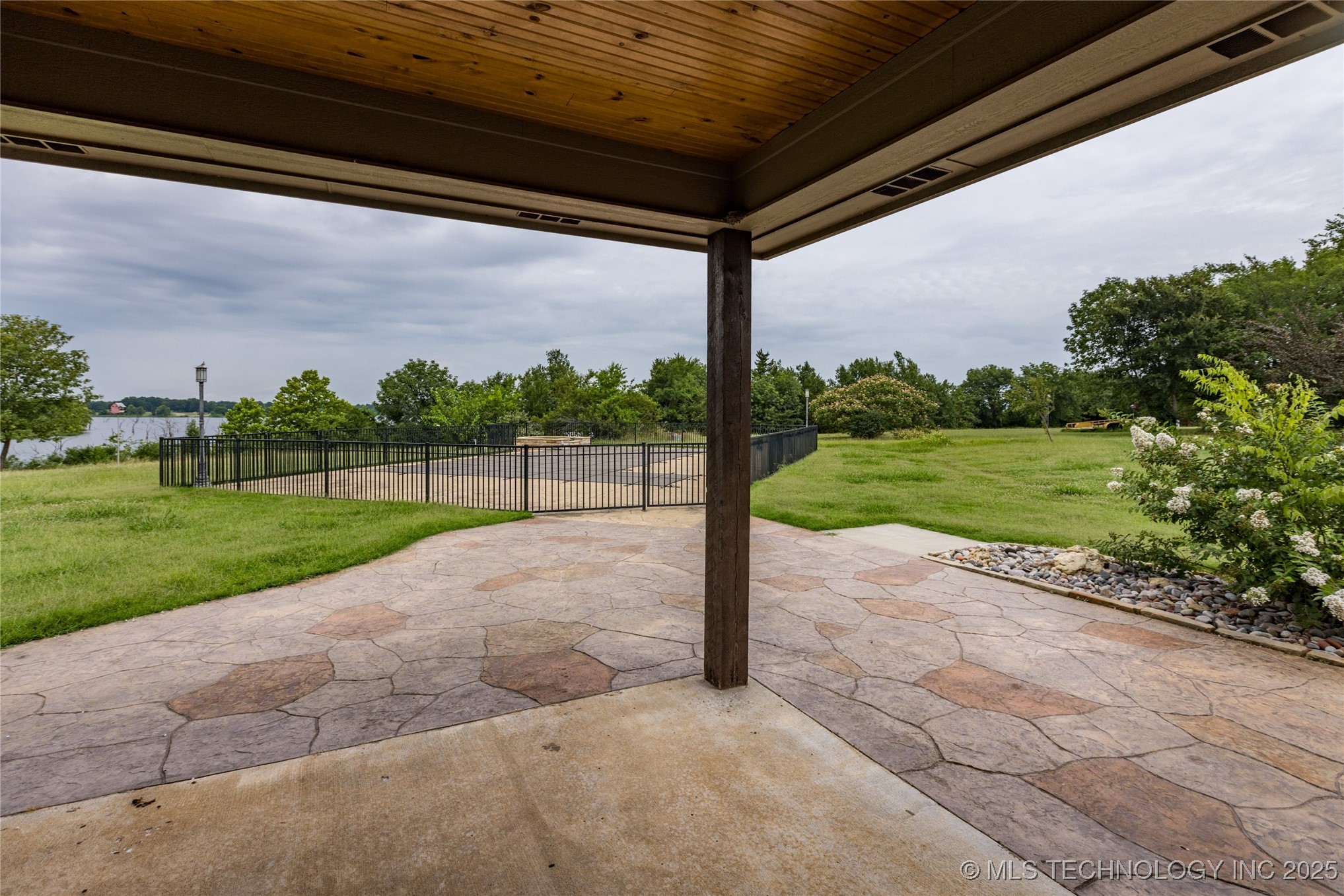 609 Lakeshore Drive