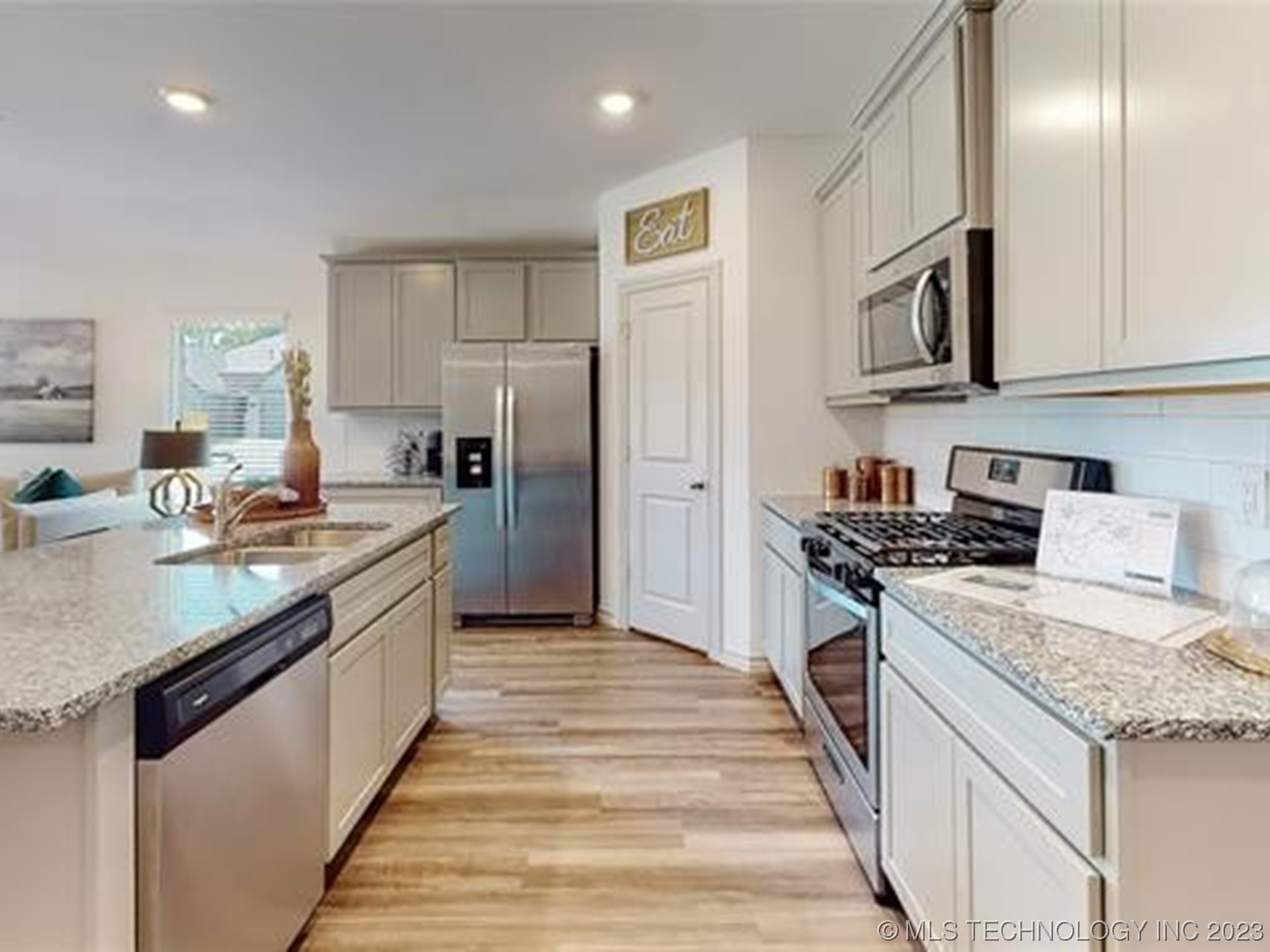 Photo 6 of 17 of 7220 E 154th Place S house