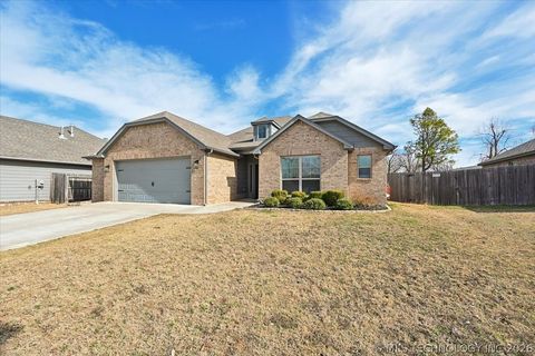 Photo of 5433 Skylane Drive, Sand Springs, OK 74063 (MLS # 2605025)