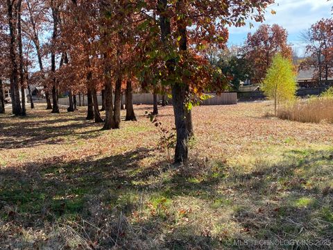 Photo of 635 Woodlands Drive, Tahlequah, OK 74464 (MLS # 2547646)