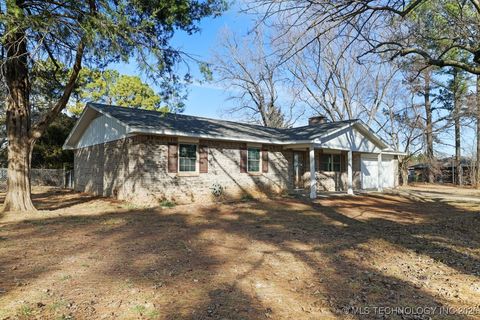 Photo of 83 Oak Street, Durant, OK 74701 (MLS # 2602458)