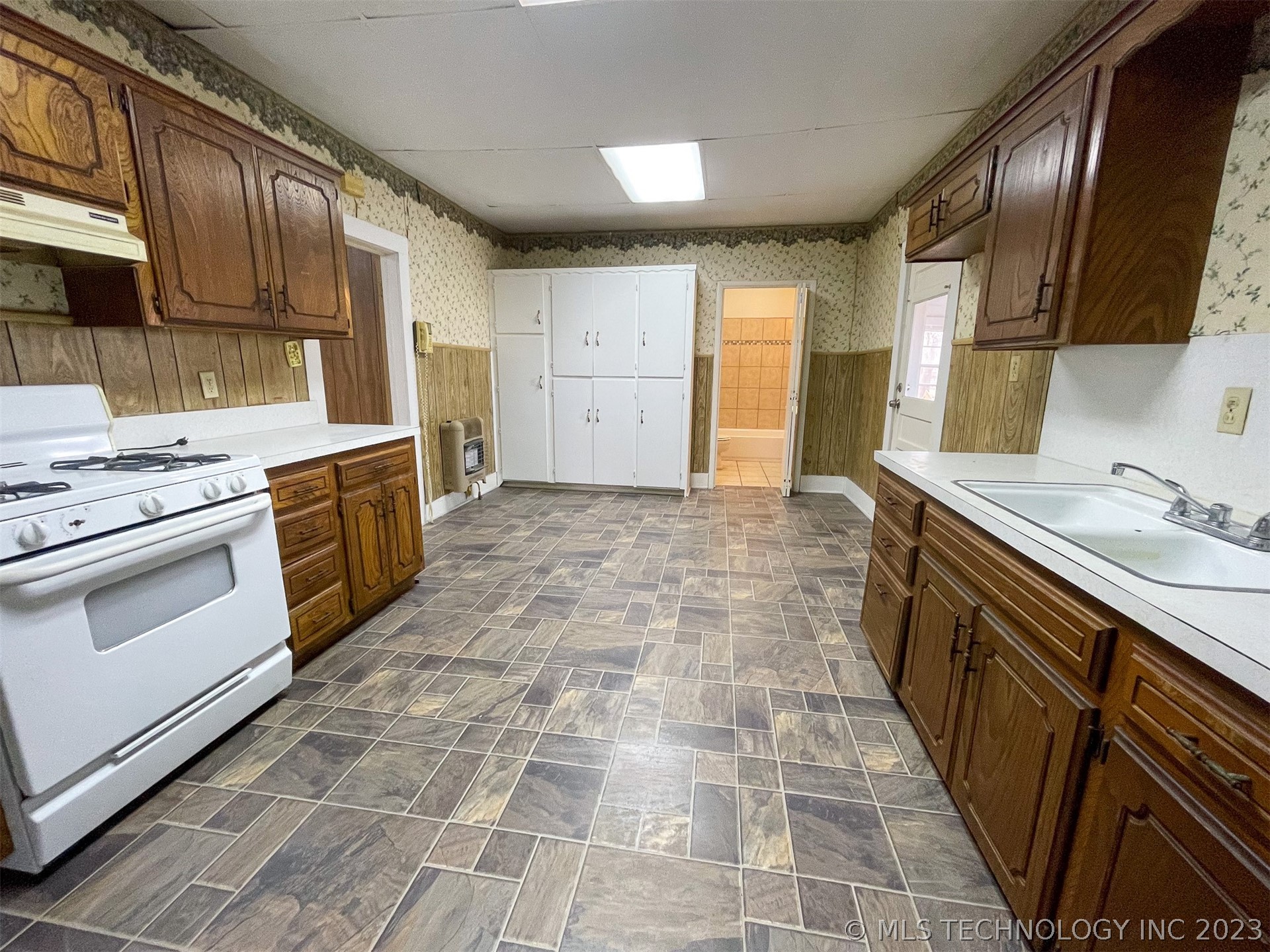 Photo 7 of 28 of 810 W 13th Street house