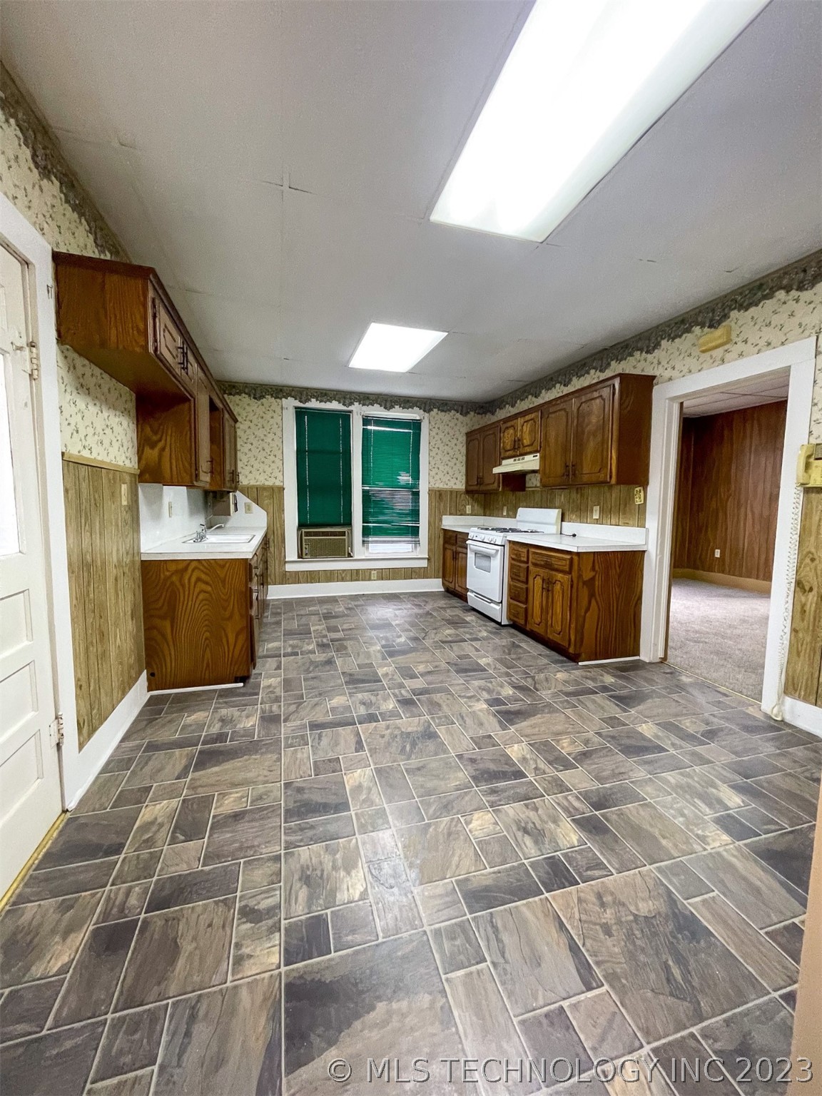 Photo 8 of 28 of 810 W 13th Street house