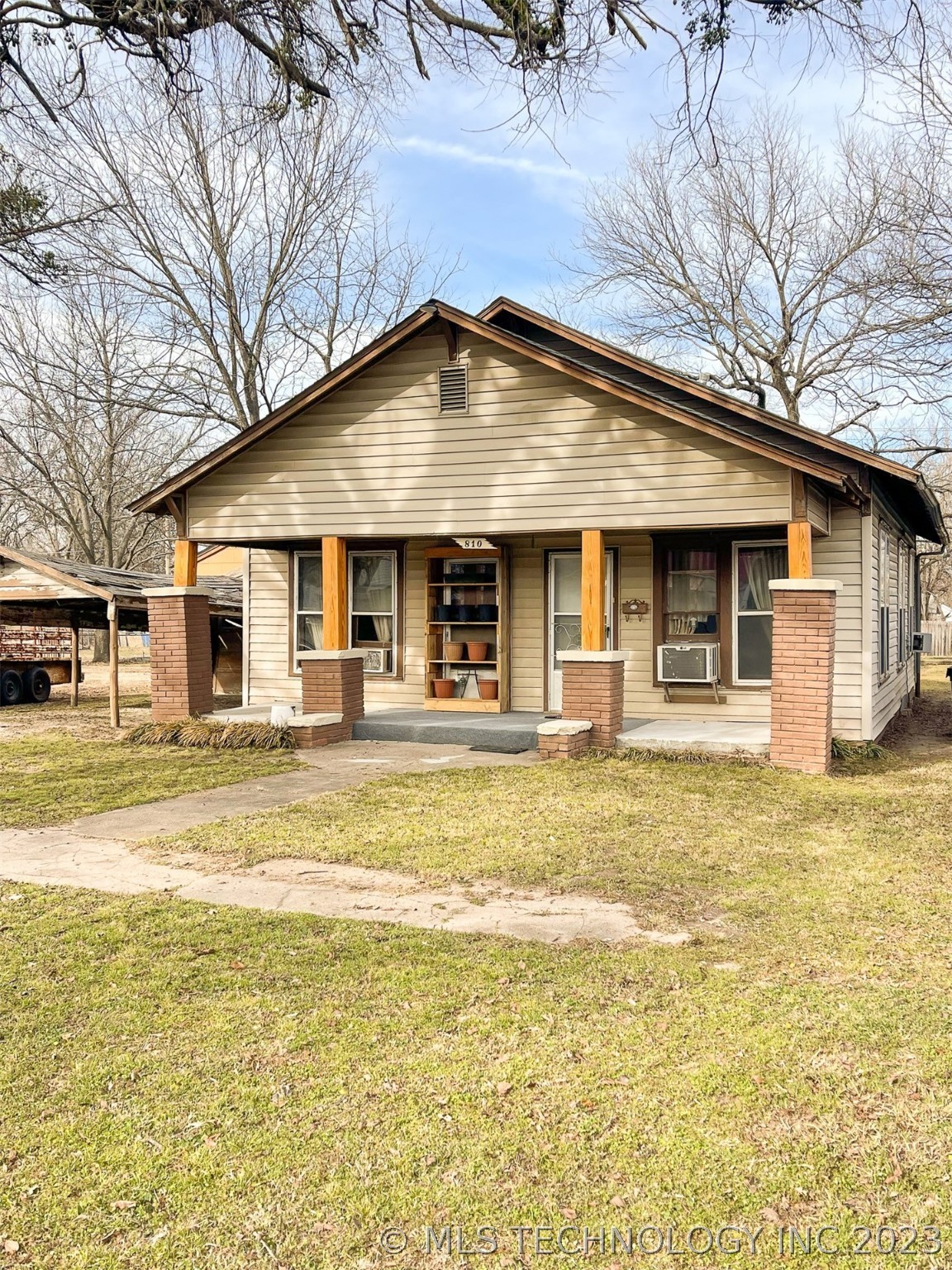 Photo 1 of 28 of 810 W 13th Street house