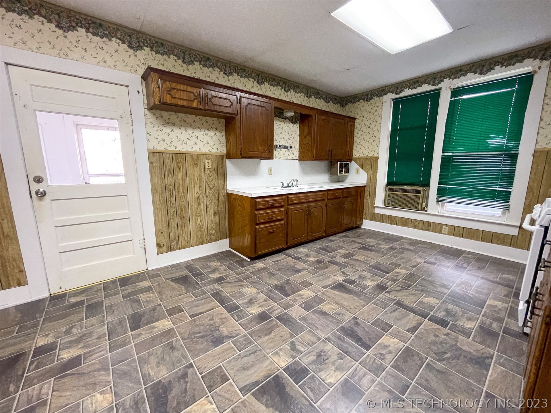 Photo 10 of 28 of 810 W 13th Street house