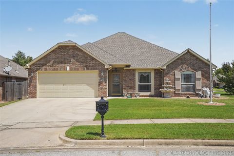 Photo of 716 E Boston Street, Broken Arrow, OK 74012 (MLS # 2623382)
