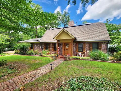 Photo of 425 E Seneca Street, Tahlequah, OK 74464 (MLS # 2530419)