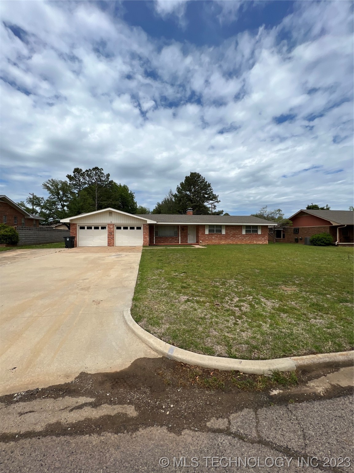 Photo 2 of 18 of 2108 W Liveoak house