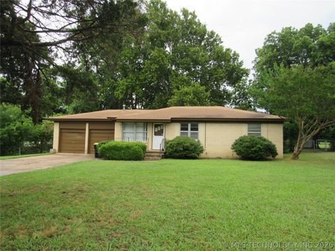 Photo of 430 Mayfair WAY, Ada, OK 74820 (MLS # 2622660)