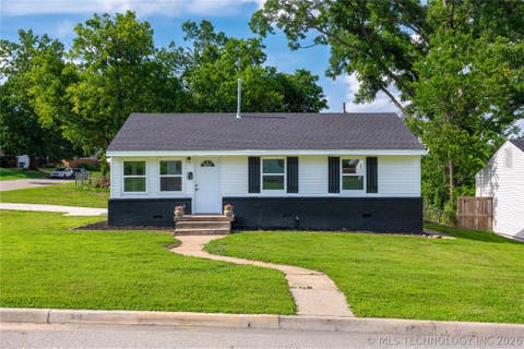 Photo of 2139 W 46th Place, Tulsa, OK 74107 (MLS # 2622104)
