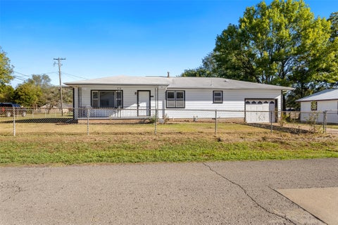 Photo of 619 W Knisley AVE, Checotah, OK 74426 (MLS # 2638021)