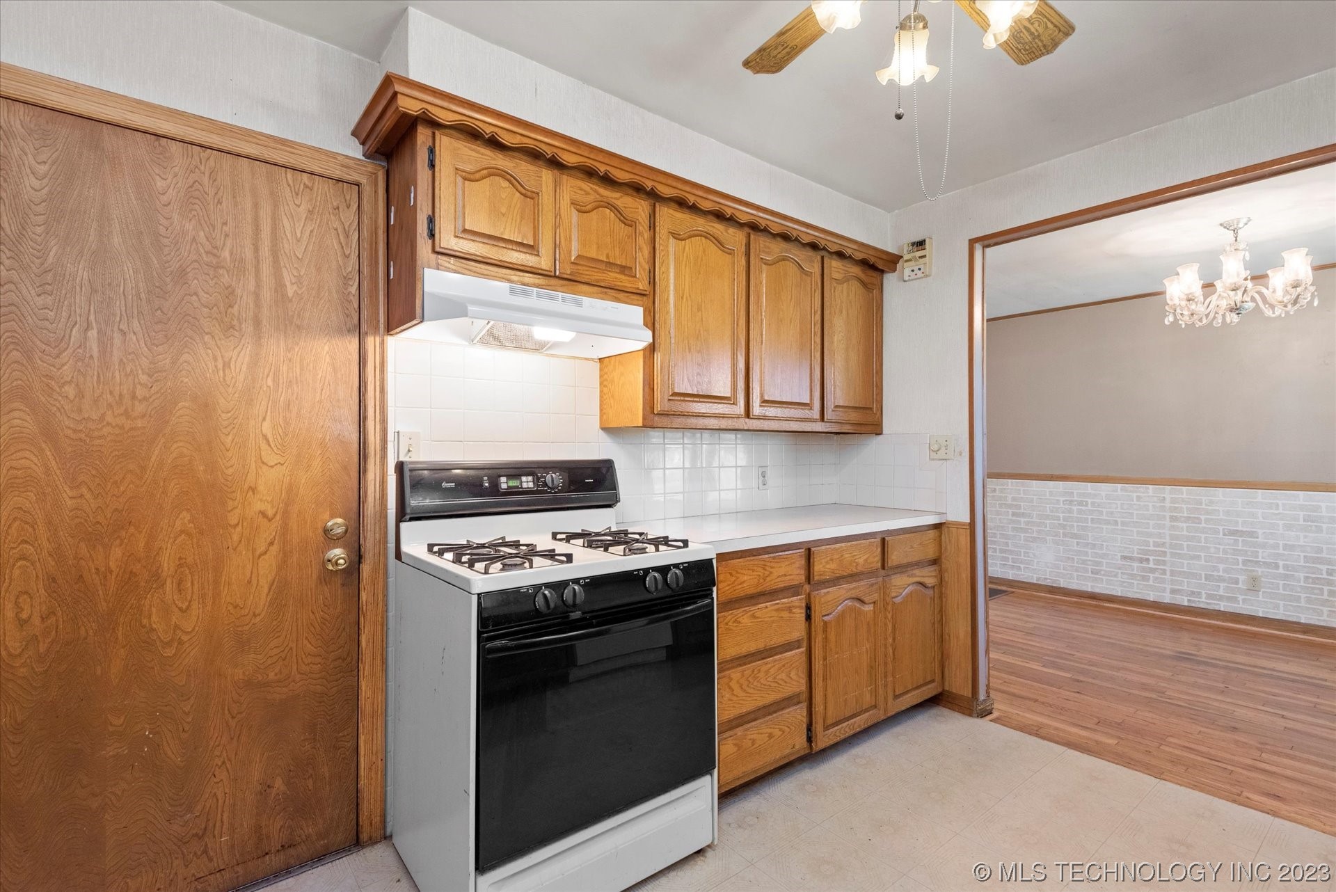 Photo 9 of 26 of 221 S Delaware Street house