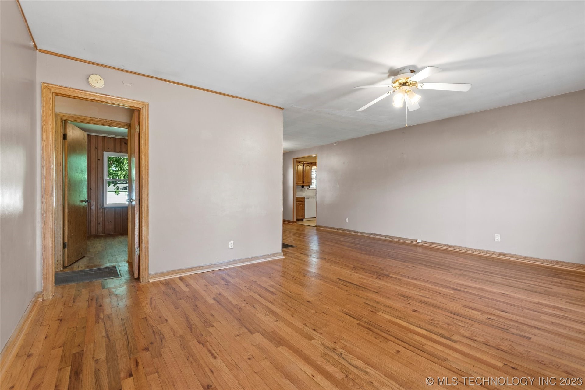 Photo 5 of 26 of 221 S Delaware Street house
