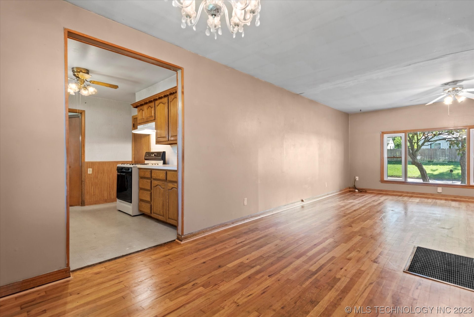 Photo 7 of 26 of 221 S Delaware Street house