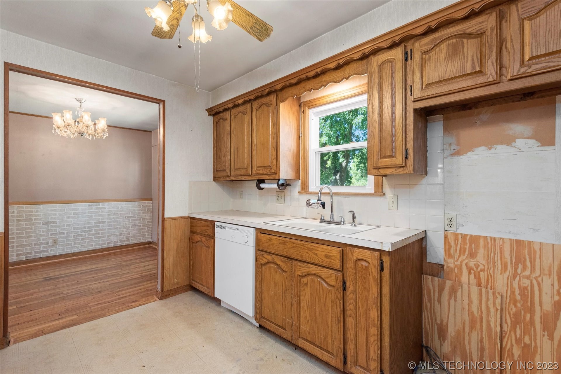 Photo 10 of 26 of 221 S Delaware Street house