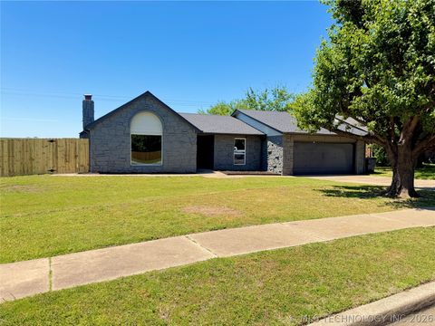 Photo of 11272 S Franklin Avenue, Jenks, OK 74037 (MLS # 2617179)