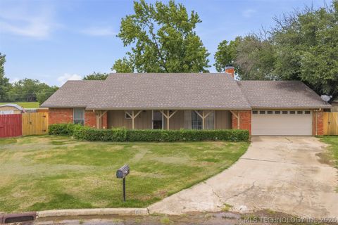 Photo of 1200 Holly, Ardmore, OK 73401 (MLS # 2621688)