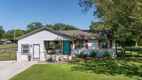 Photo of 1109 N 4TH Street, Broken Arrow, OK 74012 (MLS # 2617091)