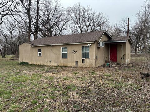 Photo of 209 E 2nd Street, Chelsea, OK 74016 (MLS # 2608018)
