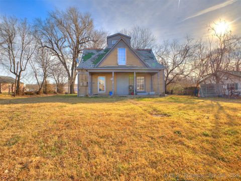Photo of 225 N Delaware Avenue, Coweta, OK 74429 (MLS # 2602839)