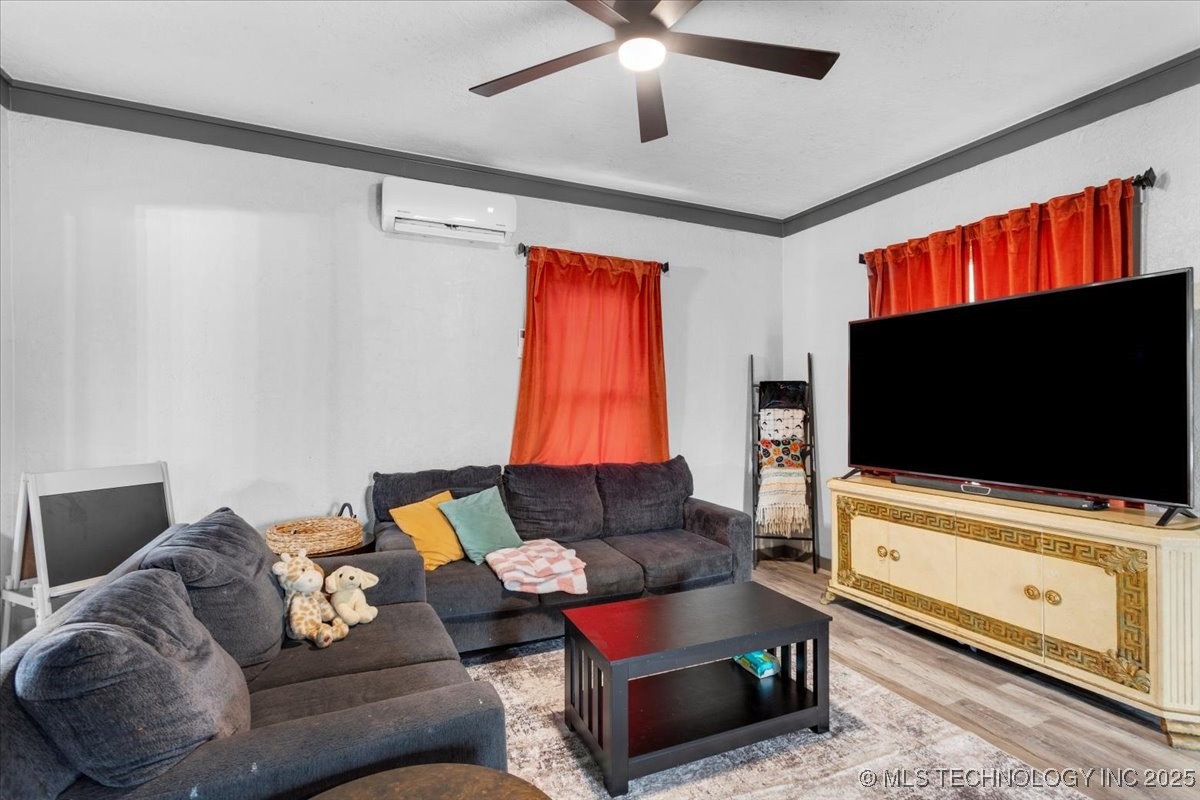 724 W Cedar
