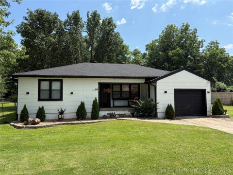 Photo of 820 E Chickasaw Avenue, Sallisaw, OK 74955 (MLS # 2625104)