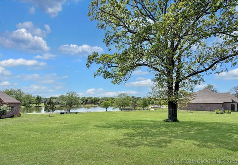 Photo of 725 W Northlake Drive, Tahlequah, OK 74464 (MLS # 2614289)