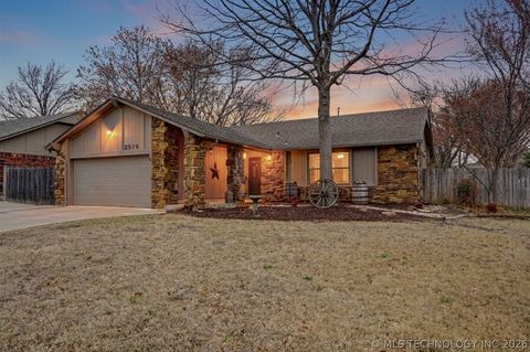 Photo of 2516 W Broadway Street, Broken Arrow, OK 74012 (MLS # 2607892)