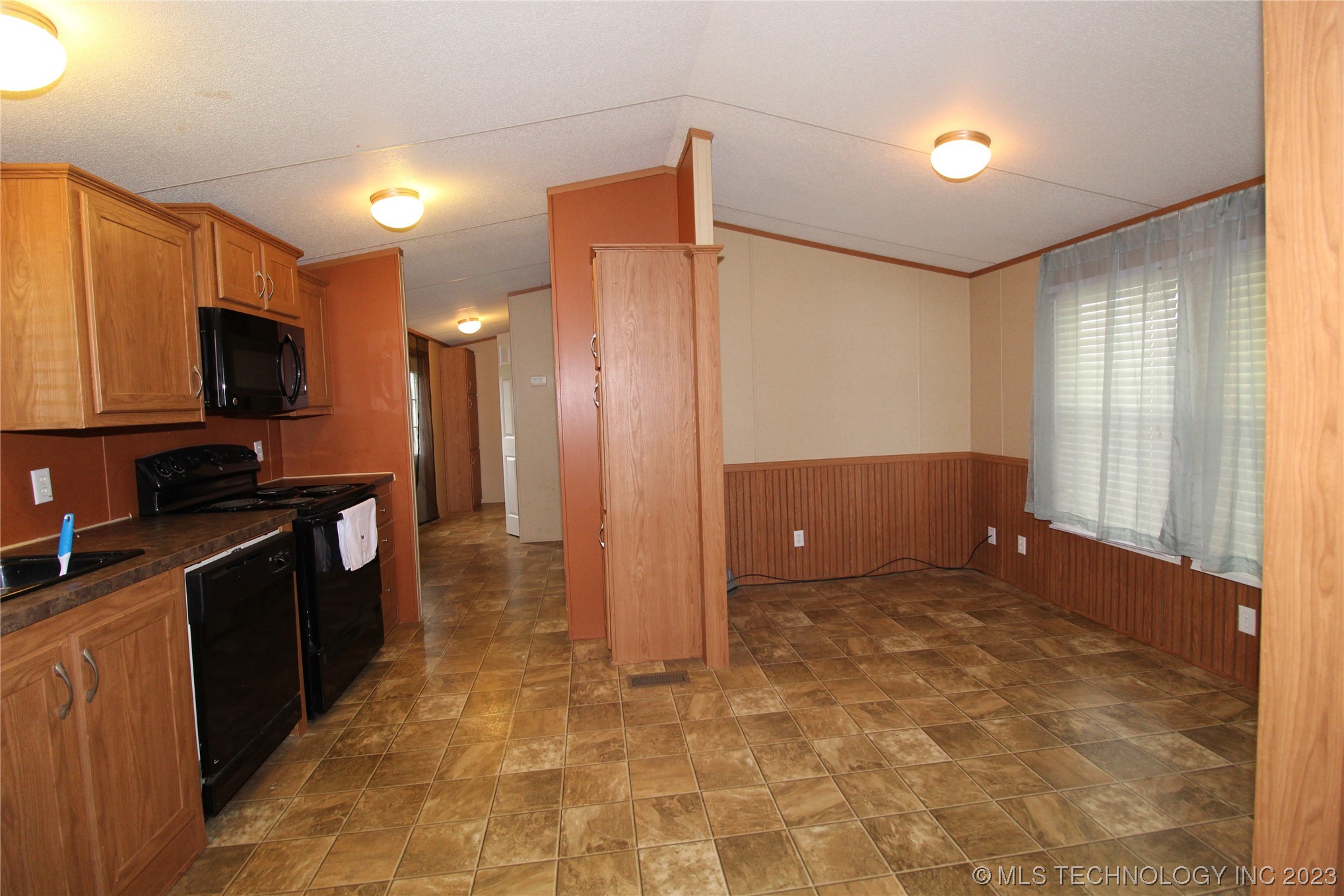 Photo 6 of 31 of 150 Raintree Lane mobile home