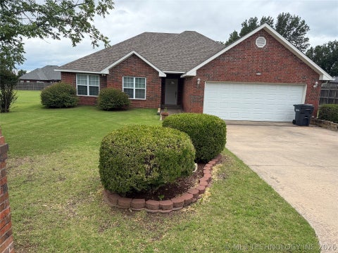 Photo of 1649 Brentwood CIR, Ardmore, OK 73401 (MLS # 2622091)