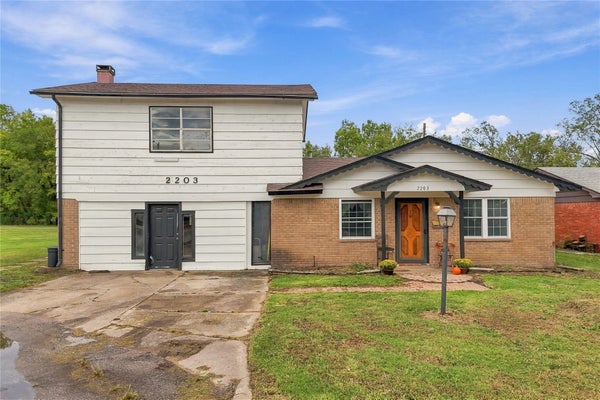 2203 S PARK ST, SAPULPA, OK 74066 - Image 58b2f2e7b06ae5a7a67038ed8f677d1d/1796012205