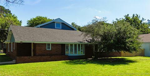 Photo of 610 W Delaware Street, Tahlequah, OK 74464 (MLS # 2526944)