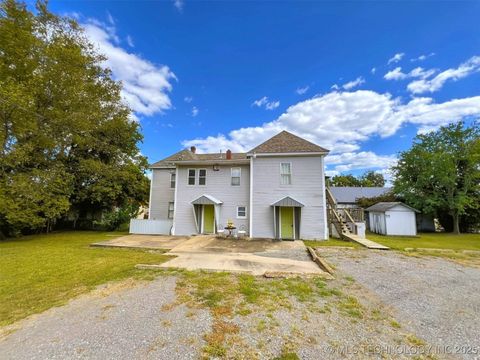 Photo of 418 S Muskogee Avenue, Tahlequah, OK 74464 (MLS # 2546095)