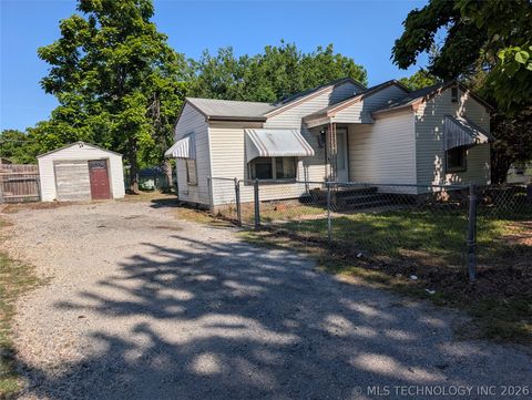 Photo of 701 N Grant Avenue, Sand Springs, OK 74063 (MLS # 2617342)