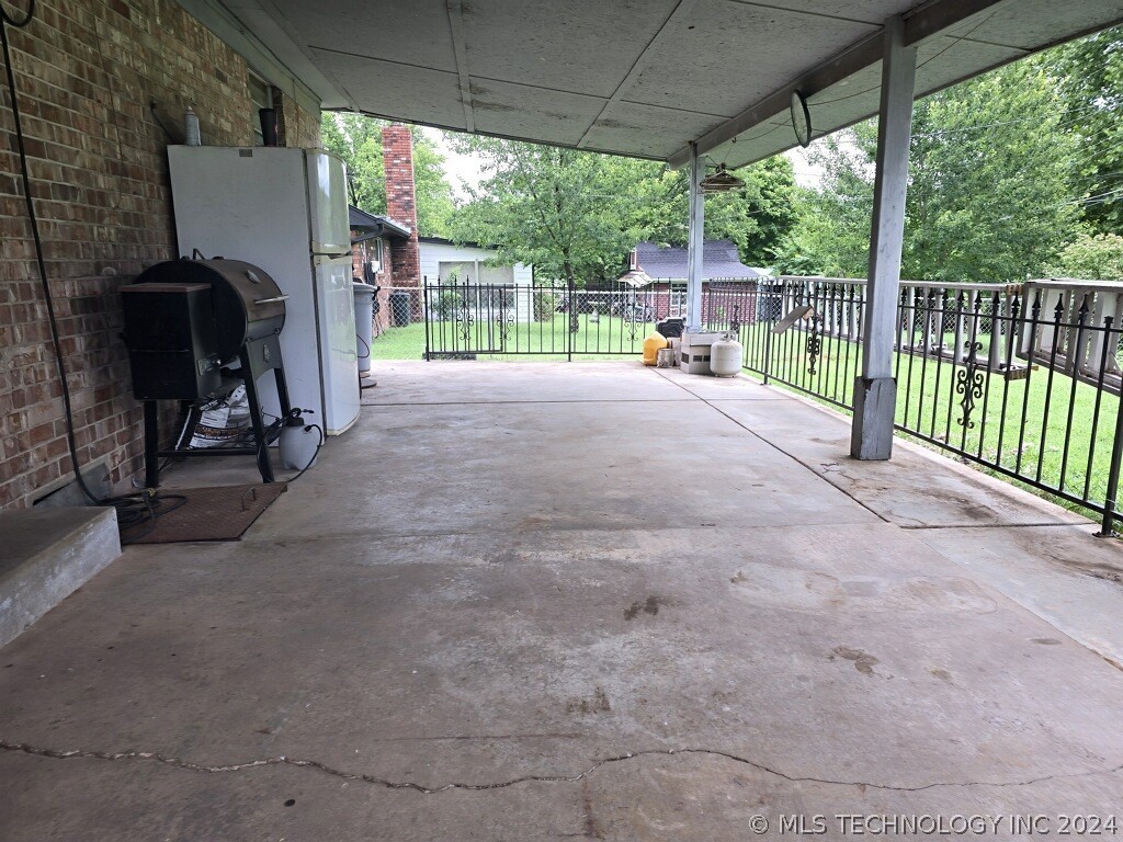 Photo 18 of 24 of 1309 W Eucha Creek Boulevard N house