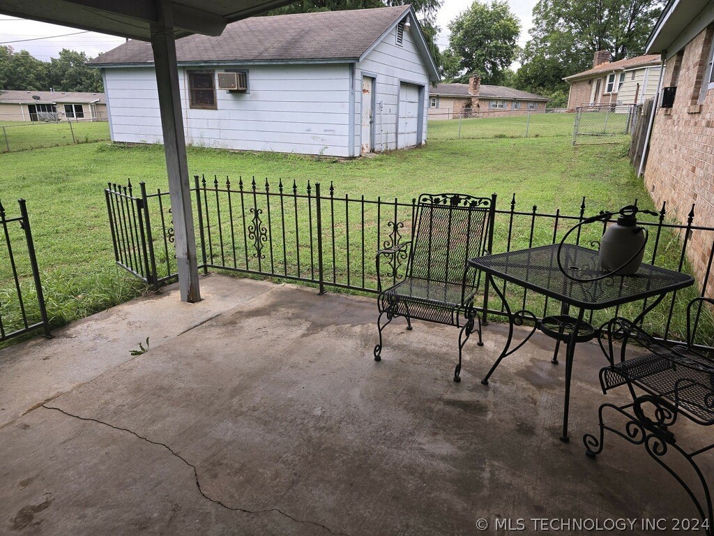 Photo 19 of 24 of 1309 W Eucha Creek Boulevard N house