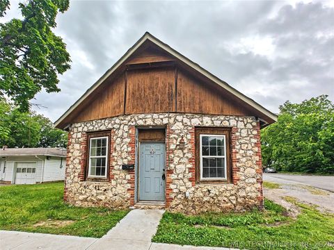 Photo of 1021 N Vinita Avenue, Tahlequah, OK 74464 (MLS # 2616339)