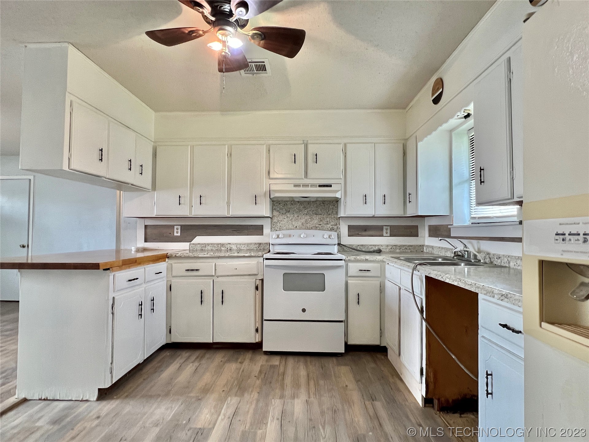 Photo 9 of 26 of 1311 E Kiowa Avenue house
