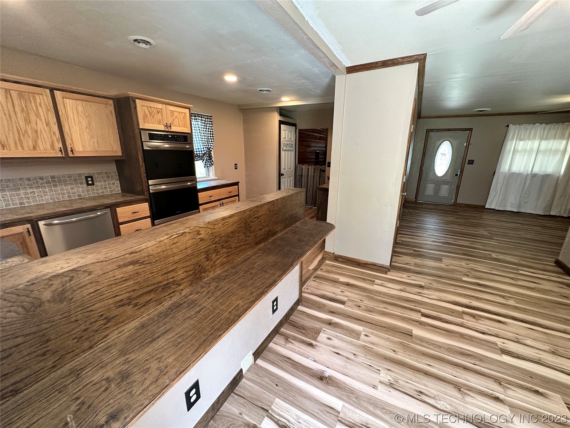 Photo 4 of 21 of 1008 Circle Drive house