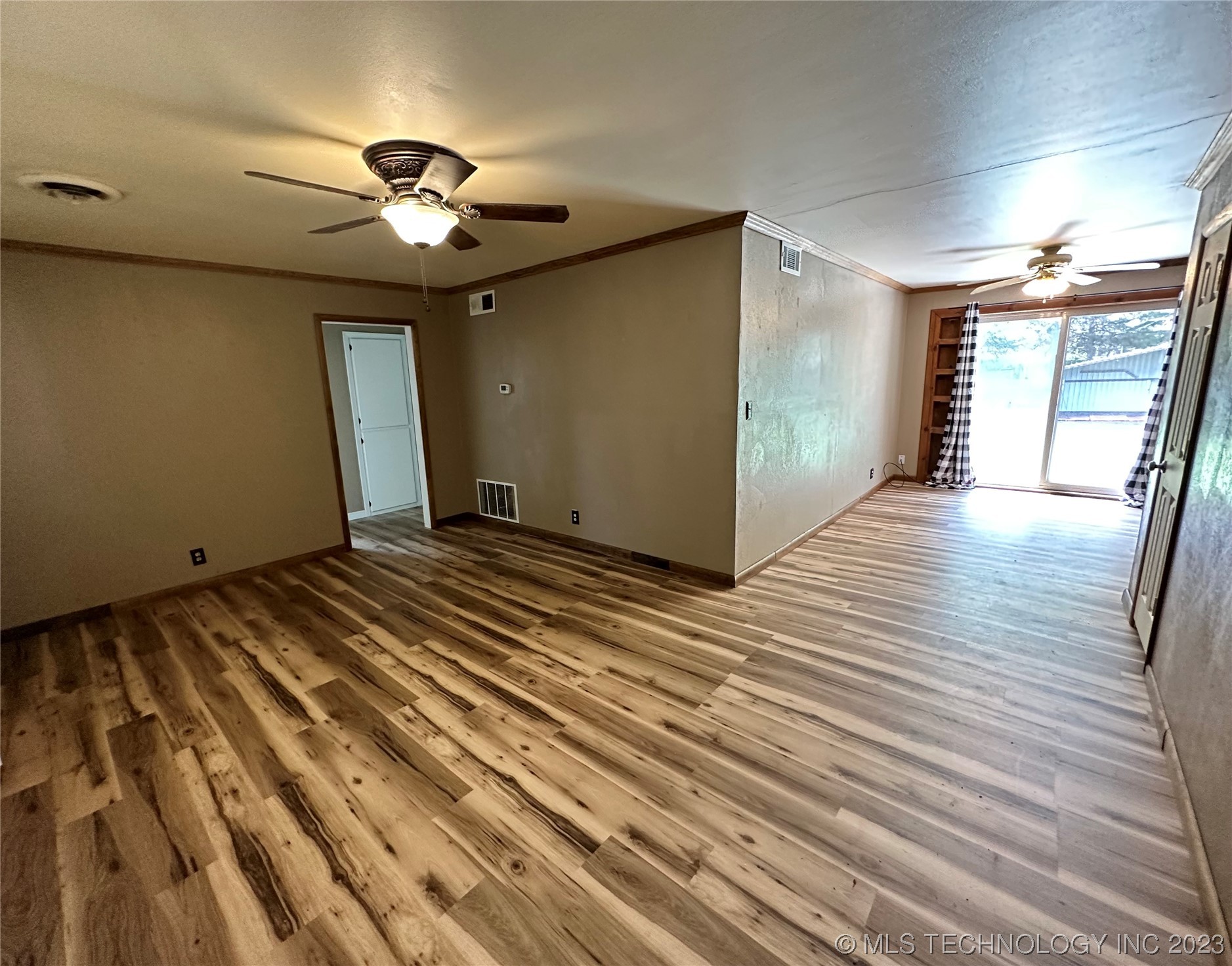 Photo 2 of 21 of 1008 Circle Drive house