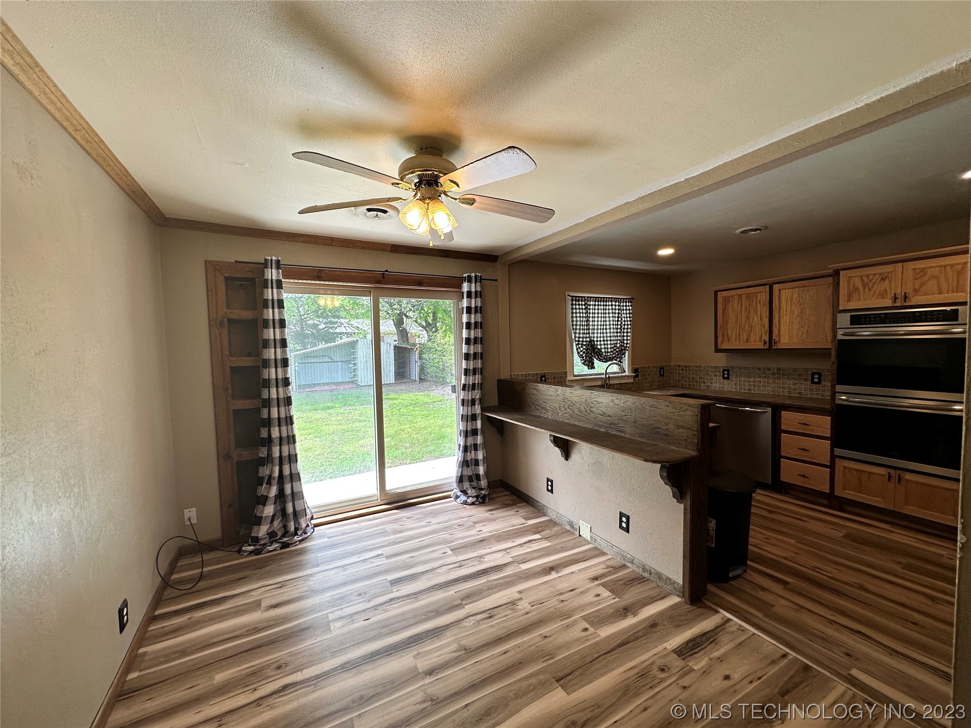 Photo 3 of 21 of 1008 Circle Drive house