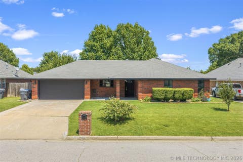 Photo of 1604 Southern Hills DR, Ardmore, OK 73401 (MLS # 2624885)