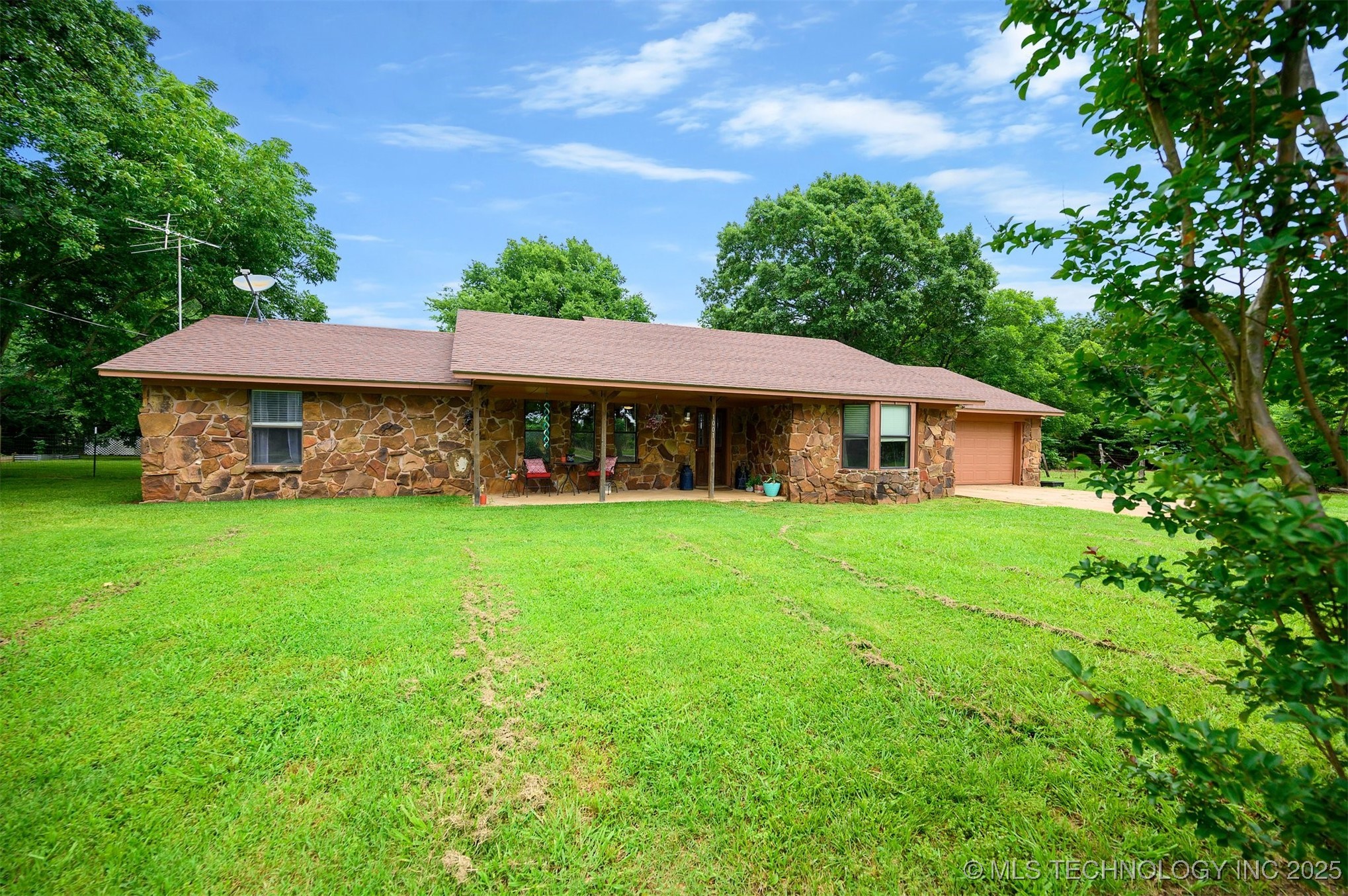1001 E 1990 Road