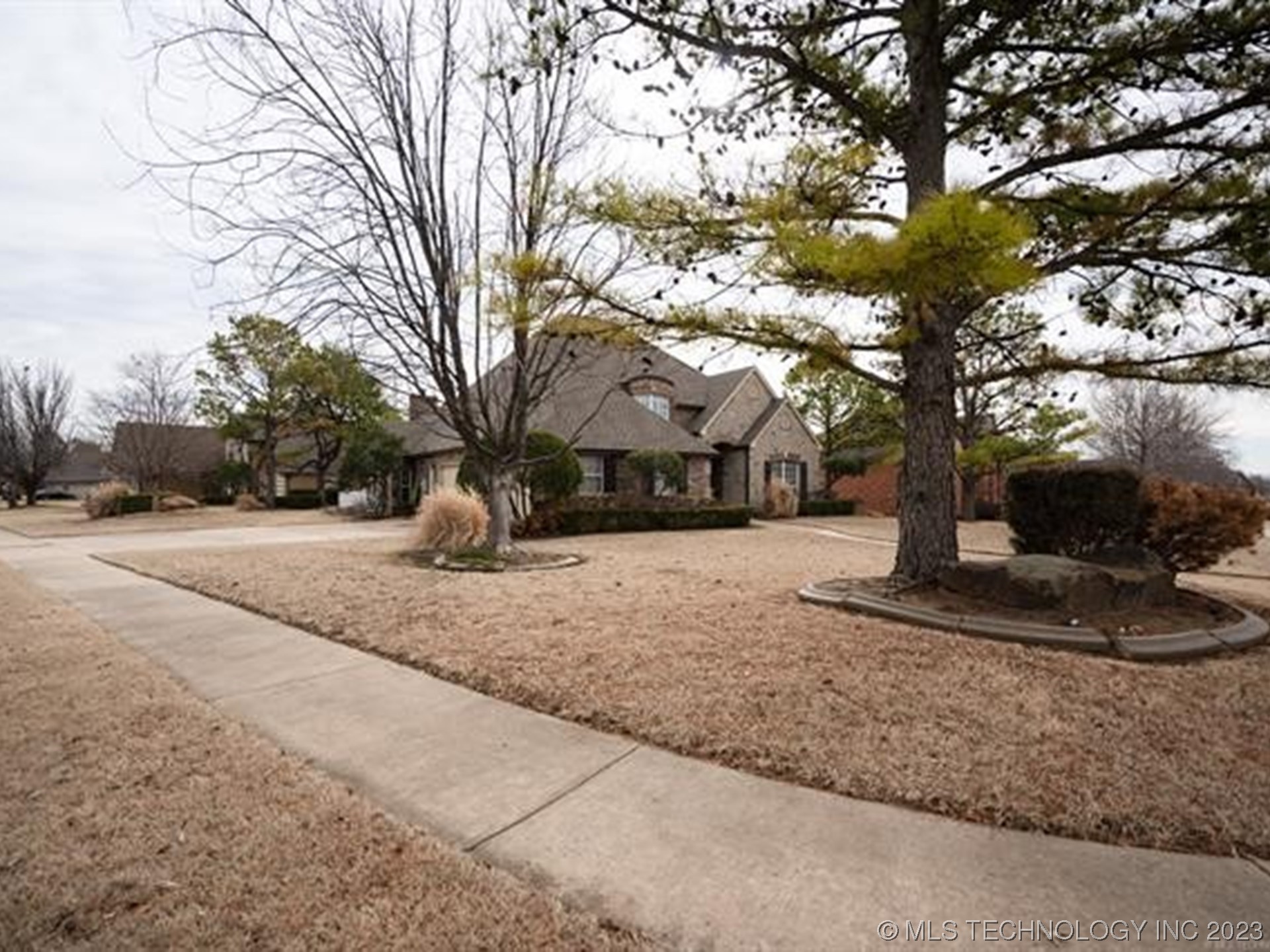 Photo 3 of 46 of 9109 N 135th Avenue house