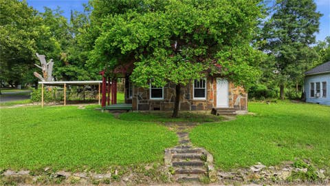 Photo of 227 S 11th Street, Muskogee, OK 74401 (MLS # 2625247)