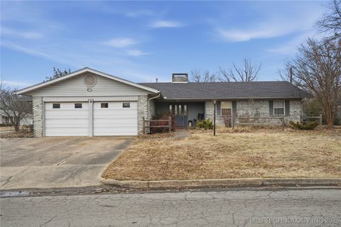 Photo of 701 E Lucy Avenue, Sallisaw, OK 74955 (MLS # 2604088)